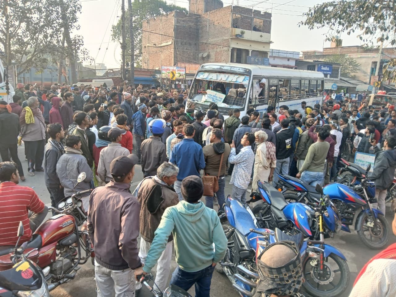 बस के ठोकर से बच्चे की मौत, बस में तोड़फोड़, अलग अलग जगह एनएच घंटों जाम