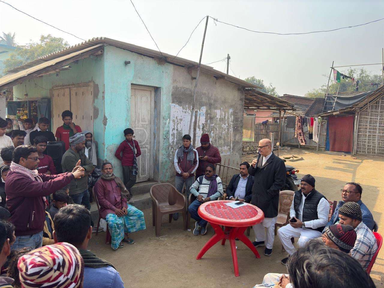 प्राणपुर में सांसद ने मनरेगा बचाओ अभियान के मजदूरों की समस्या से हुए रूबरू