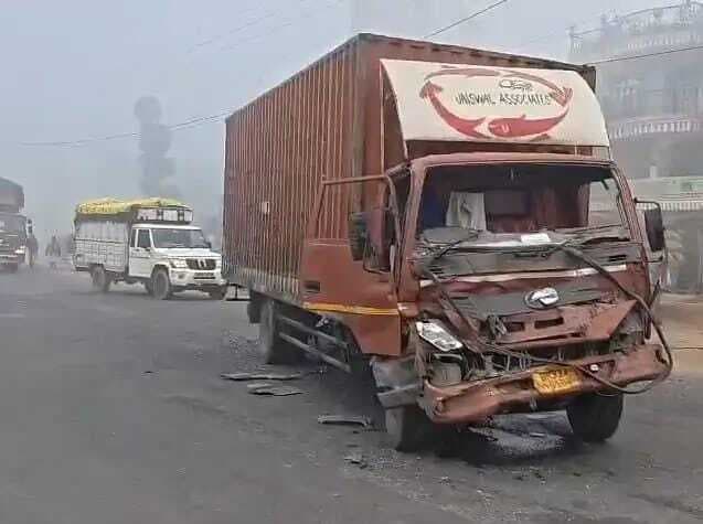 एनएच 27 पर घने कोहरे का कहर, कंटेनर में पीछे से टकराया ट्रक