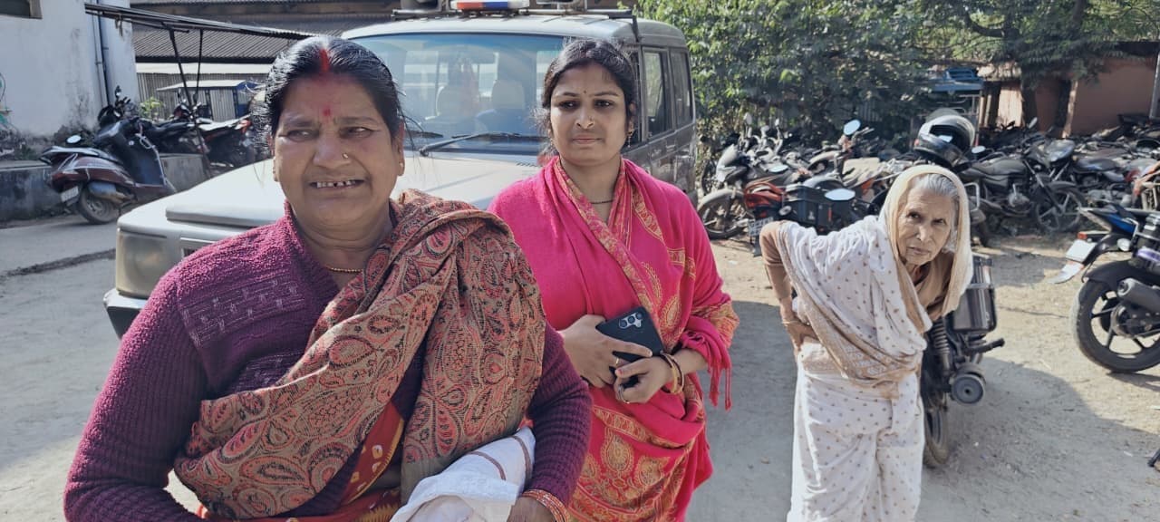 Deoghar news : बैंक से पैसे निकाल लौट रही वृद्धा की साड़ी पर सब्जी फेंका, थैला काटकर 46000 रुपये ले भागे दो बदमाश