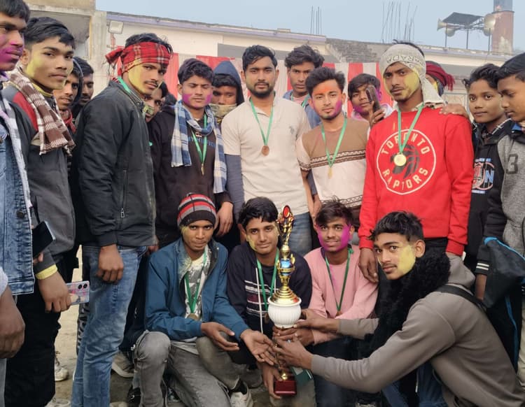 अमीराबाद ने बलुआ को 24 रन से हराकर शील्ड जीता