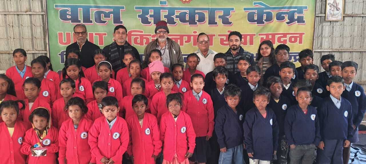 किशनगंज सेवा सदन में बच्चों के बीच स्वेटर, बिस्कुट व कुरकुरे का हुआ वितरण