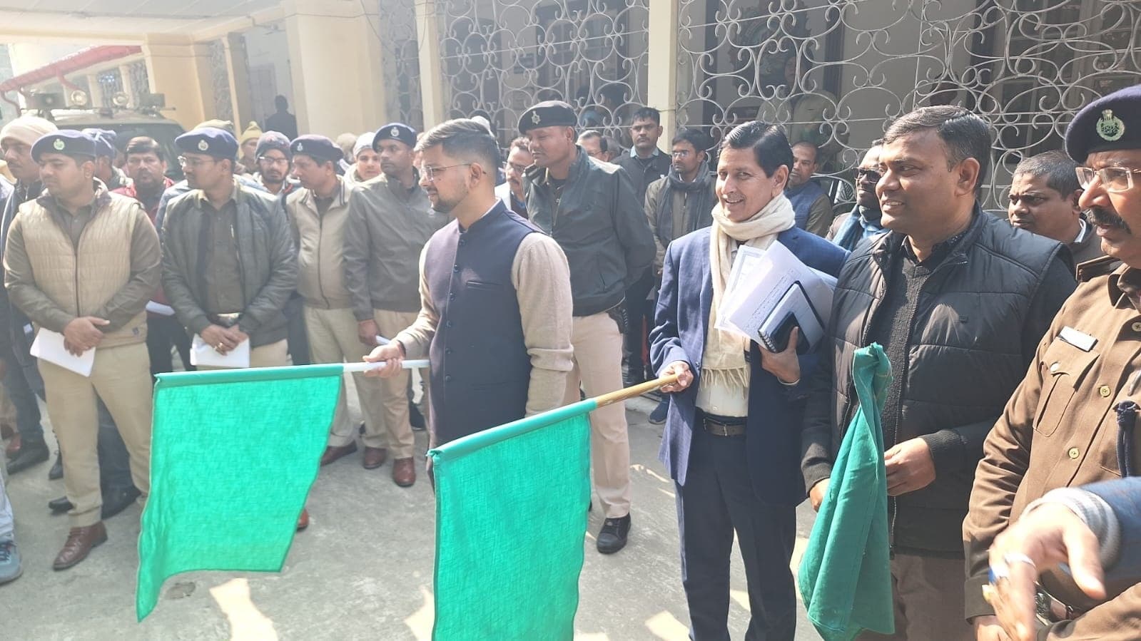 सड़क सुरक्षा जागरूकता रथ को डीएम ने दिखायी हरी झंडी