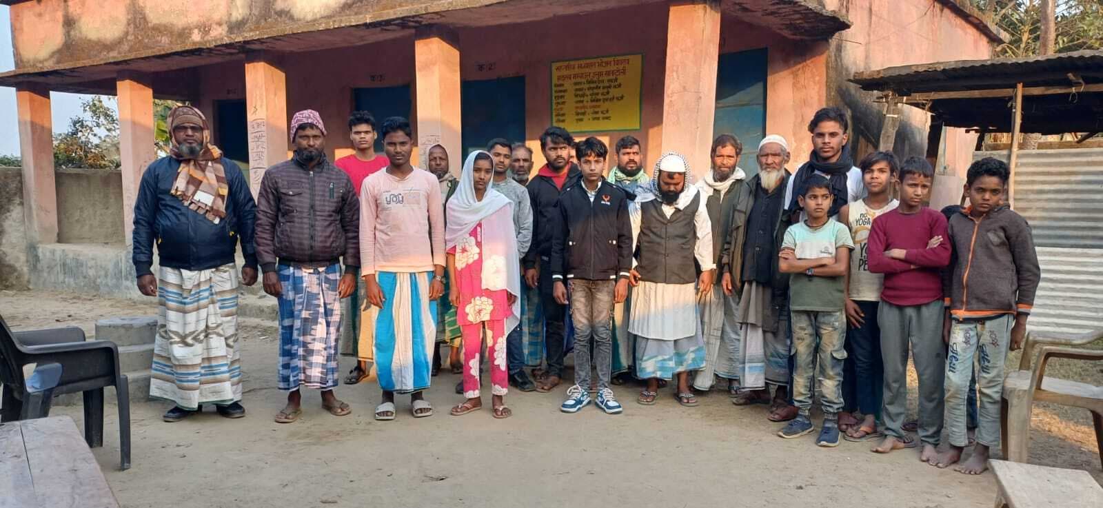 हेड मौलवी की लापरवाही से वस्तानिया की परीक्षा से वंचित छात्रों व अभिभावकों ने किया प्रदर्शन