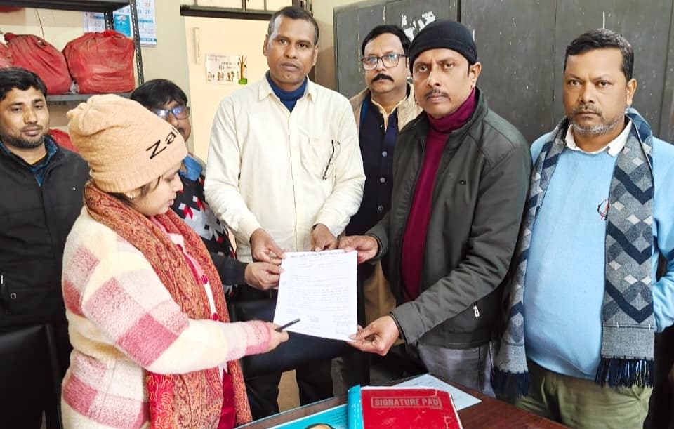 नियोजित शिक्षकों की कालबद्ध प्रोन्नति को लेकर दिया ज्ञापन