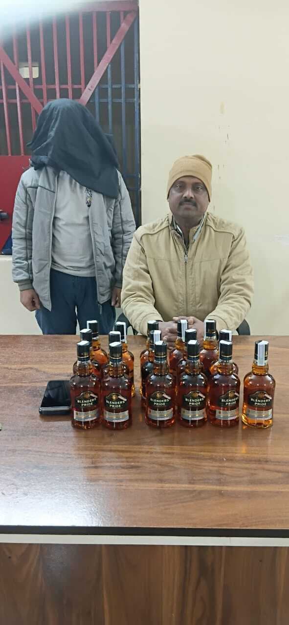 16 बोतल शराब के साथ सुल्तानगंज का युवक गिरफ्तार
