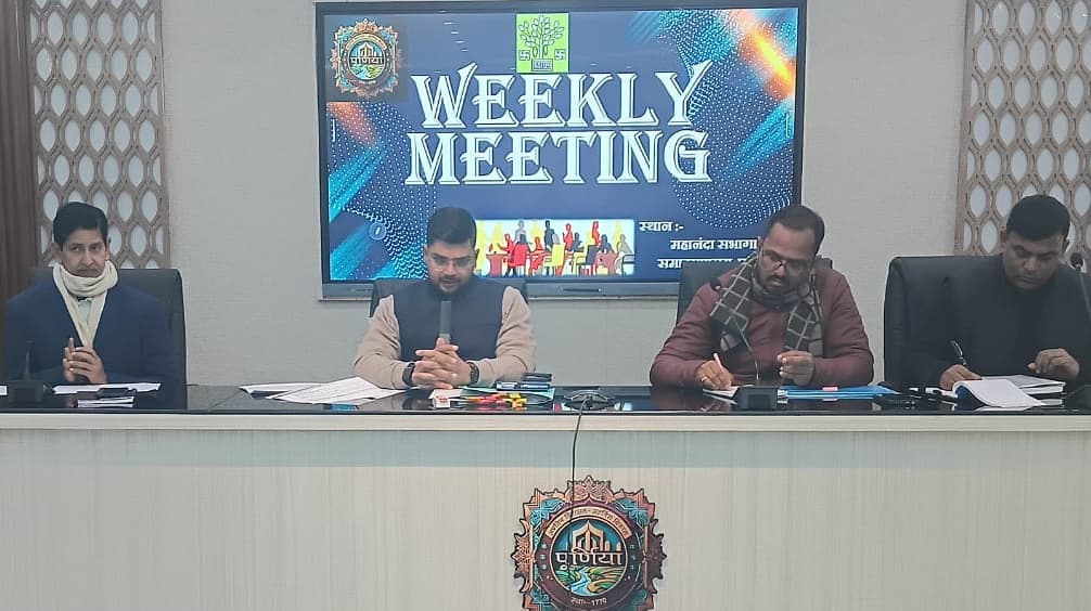 लोगों को ऑफिस में सम्मान के साथ बैठायें, फिर सुनें उनकी समस्या : डीएम