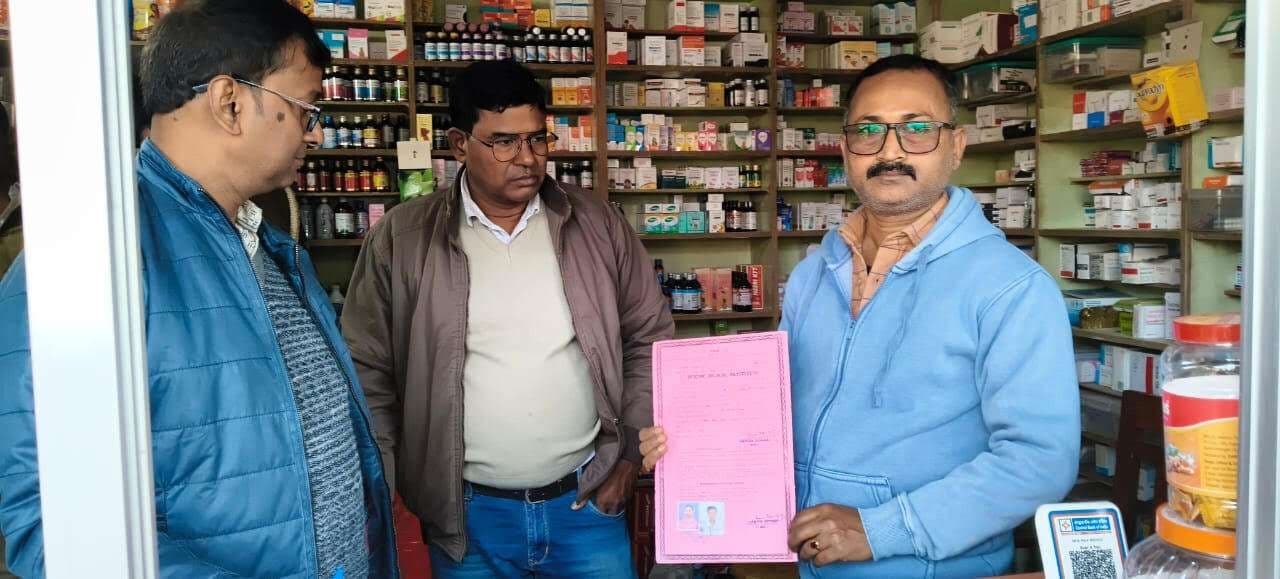 ड्रग इंस्पेक्टर ने की दवा दुकान की जांच
