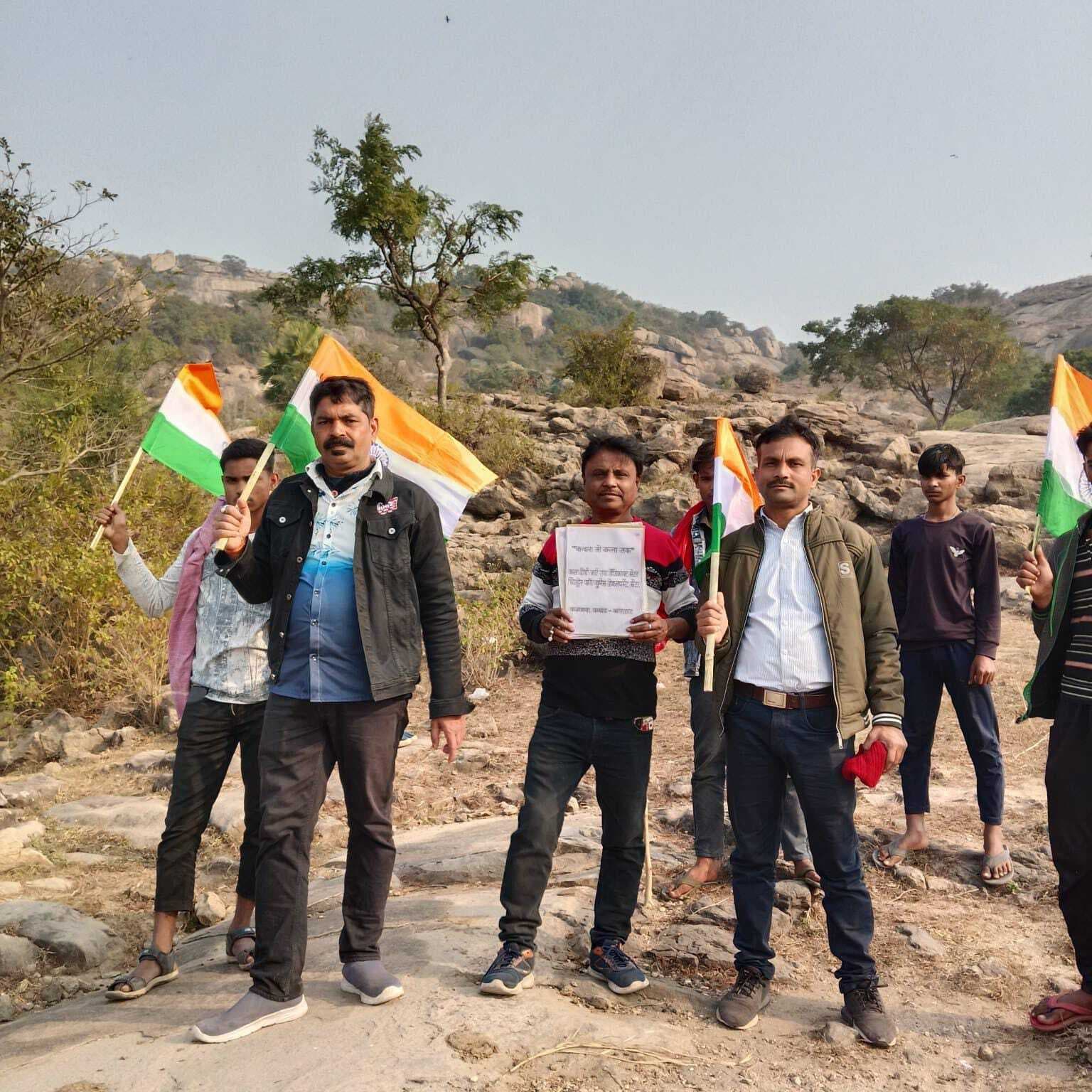 मंदार पर्वत पर तिरंगा यात्रा निकालकर सामाजिक एकता का दिया संदेश