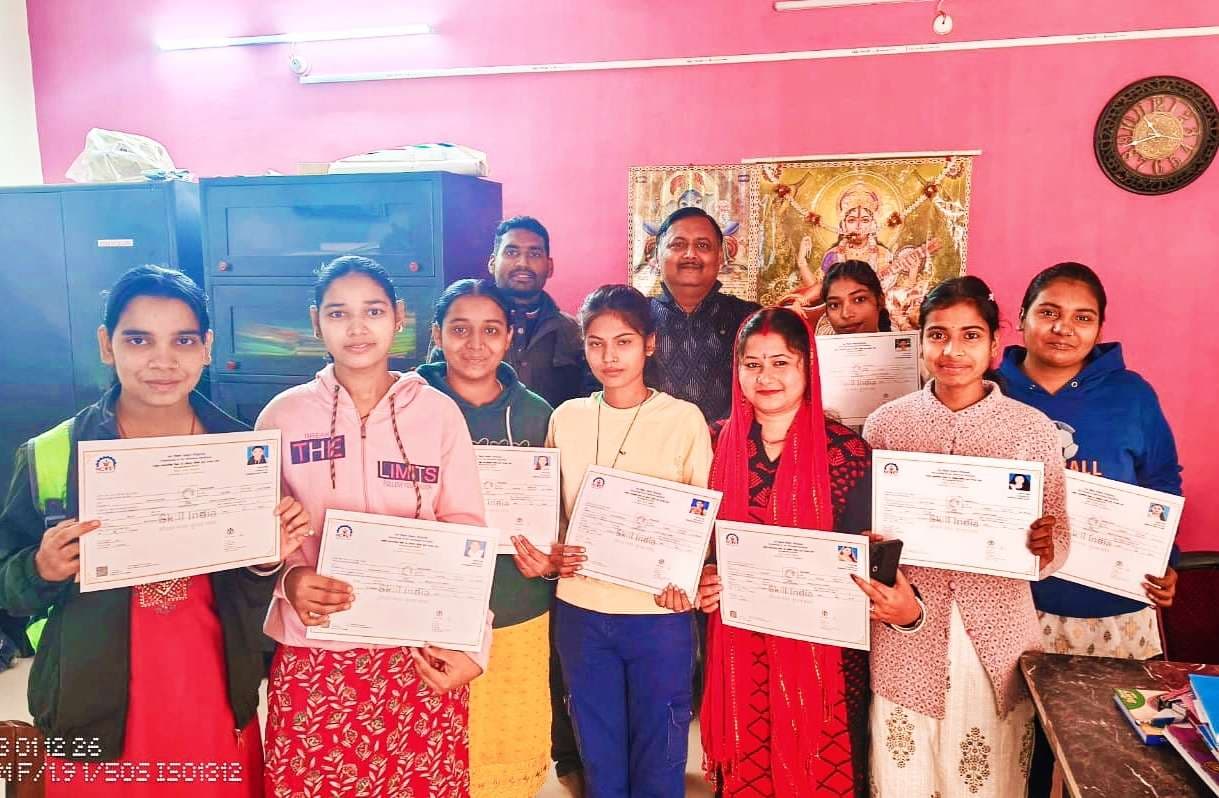 जन शिक्षण संस्थान गिद्धौर के 20 प्रशिक्षुओं को मिला दक्षता प्रमाण पत्र