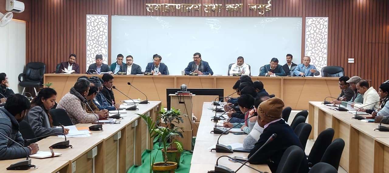 कोर्ट से जुड़े लंबित मामलों का शीघ्र निष्पादन करें - डीएम