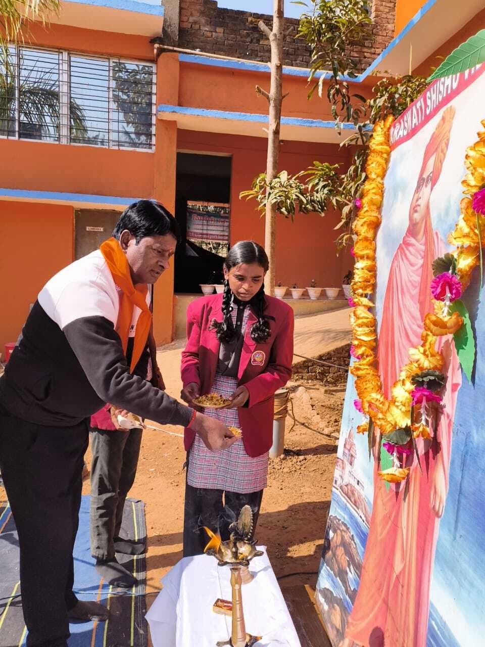 विवेकानंद जयंती पर पूर्व छात्रों का सम्मेलन