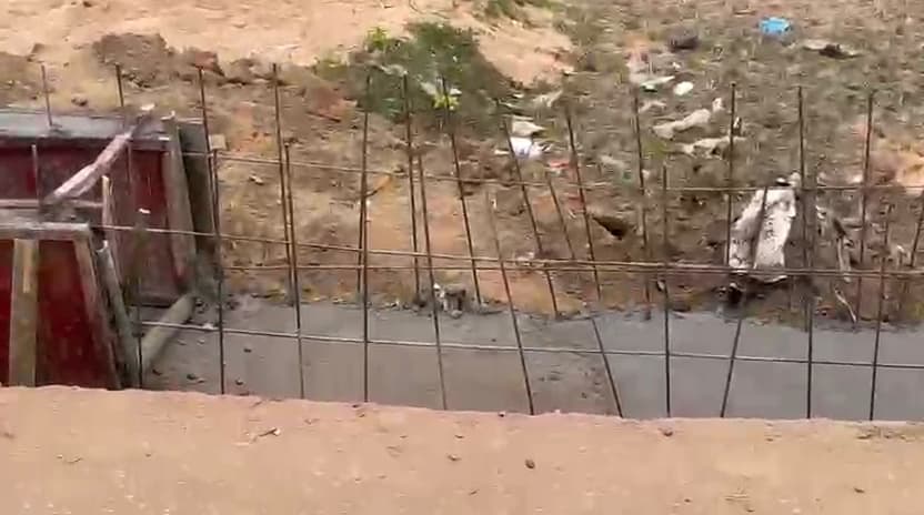 मानक के अनुरूप नहीं हो रहा है नाला का निर्माण कार्य, लोगों ने कार्यपालक पदाधिकारी को सौंपा आवेदन