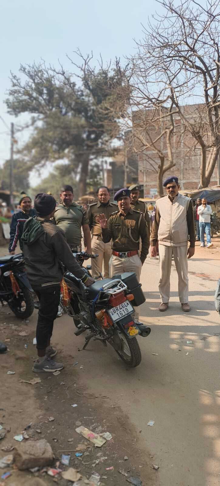 यातायात नियम उल्लंघन पर काटा गया चालान