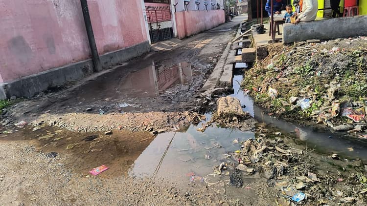 मलवार गांव में जलजमाव से लोग त्रस्त, बच्चों का स्कूल जाना मुश्किल