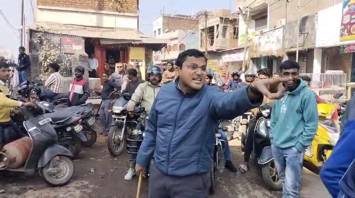 Giridih News :गिरिडीह में जाम से जूझते दिखे एसडीएम, लाठी लेकर खुद संभाला मोर्चा