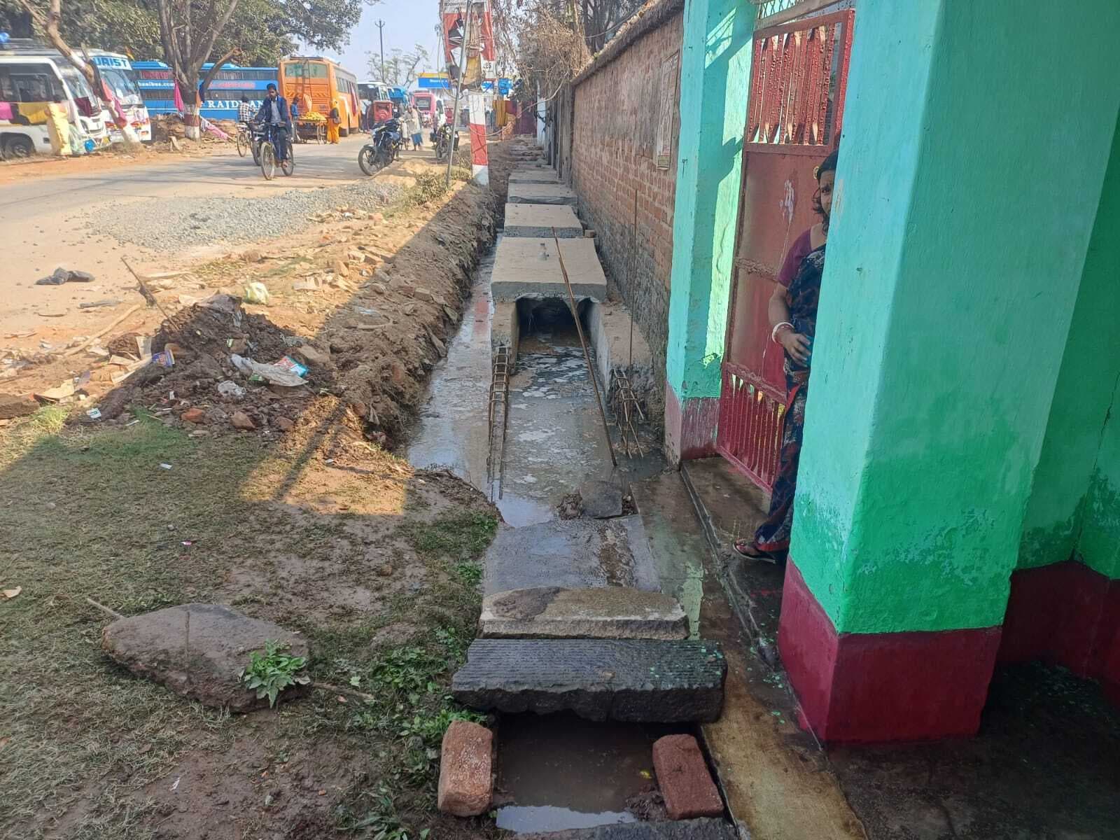 Deoghar news : भुरभुरा में अधूरा नाला छोड़कर ठेकेदार फरार, लोगों के घरों में घुसा गंदा पानी