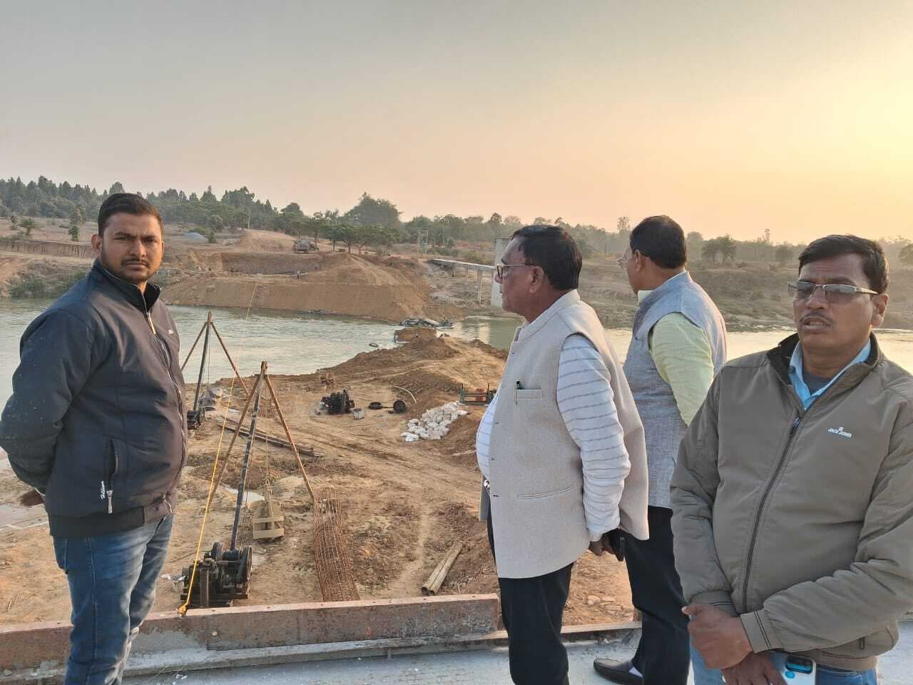 Giridih News :झरखी पुल के निर्माण में अनियमितता देख भड़के विधायक