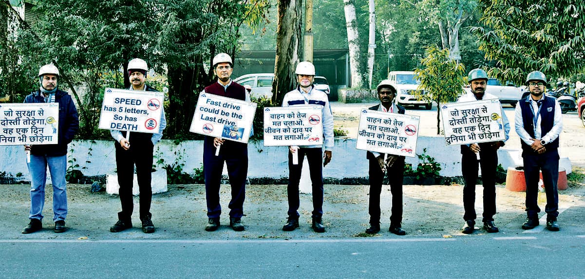 Rourkela News: आरएसपी में कर्मचारियों ने मानव शृंखला बना सड़क सुरक्षा के प्रति किया जागरूक