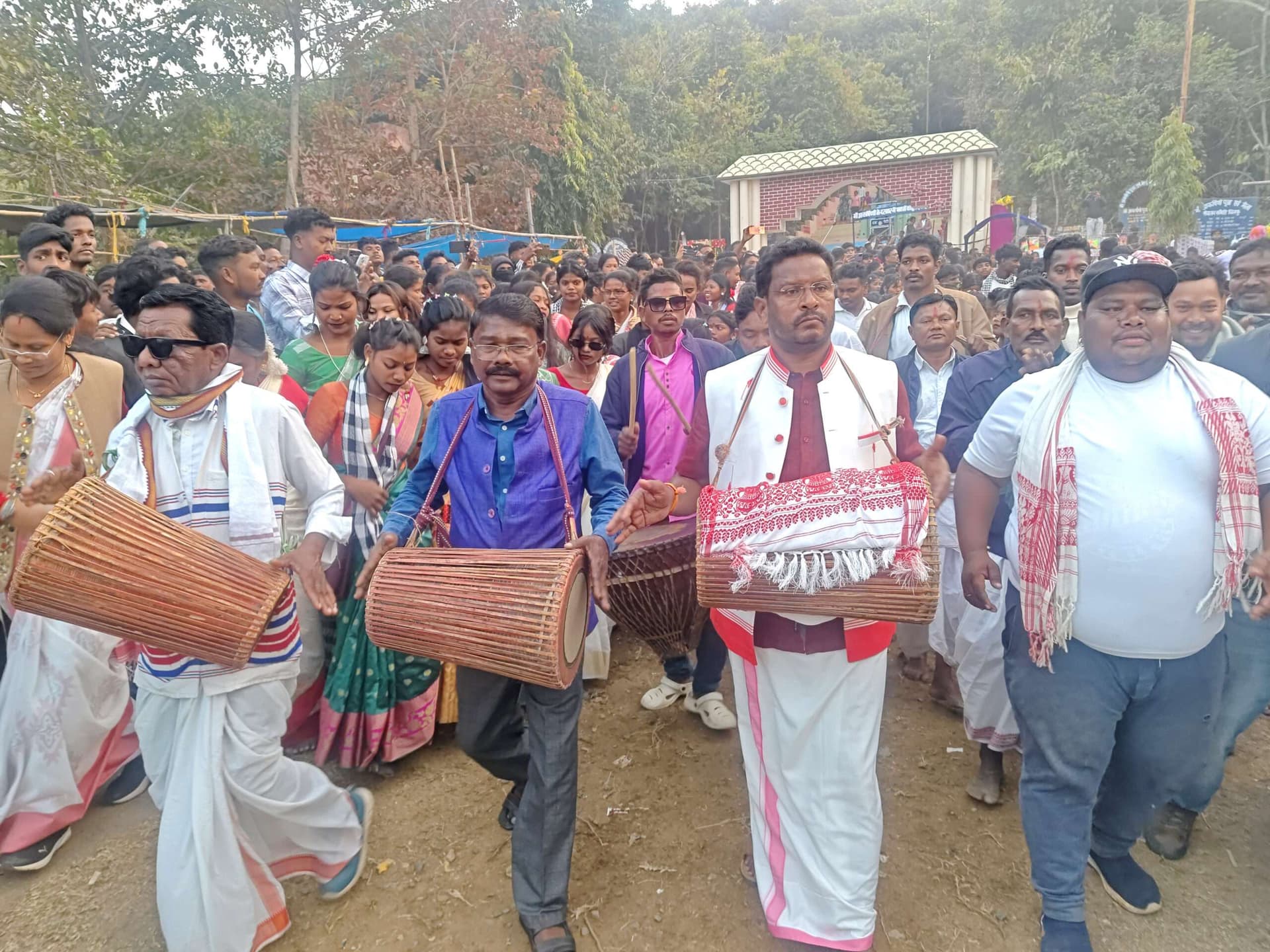 Seraikela Kharsawan News : आकर्षणी पीठ पर बुरु मागे आयोजित, विधायक व पूर्व विधायक हुए शामिल