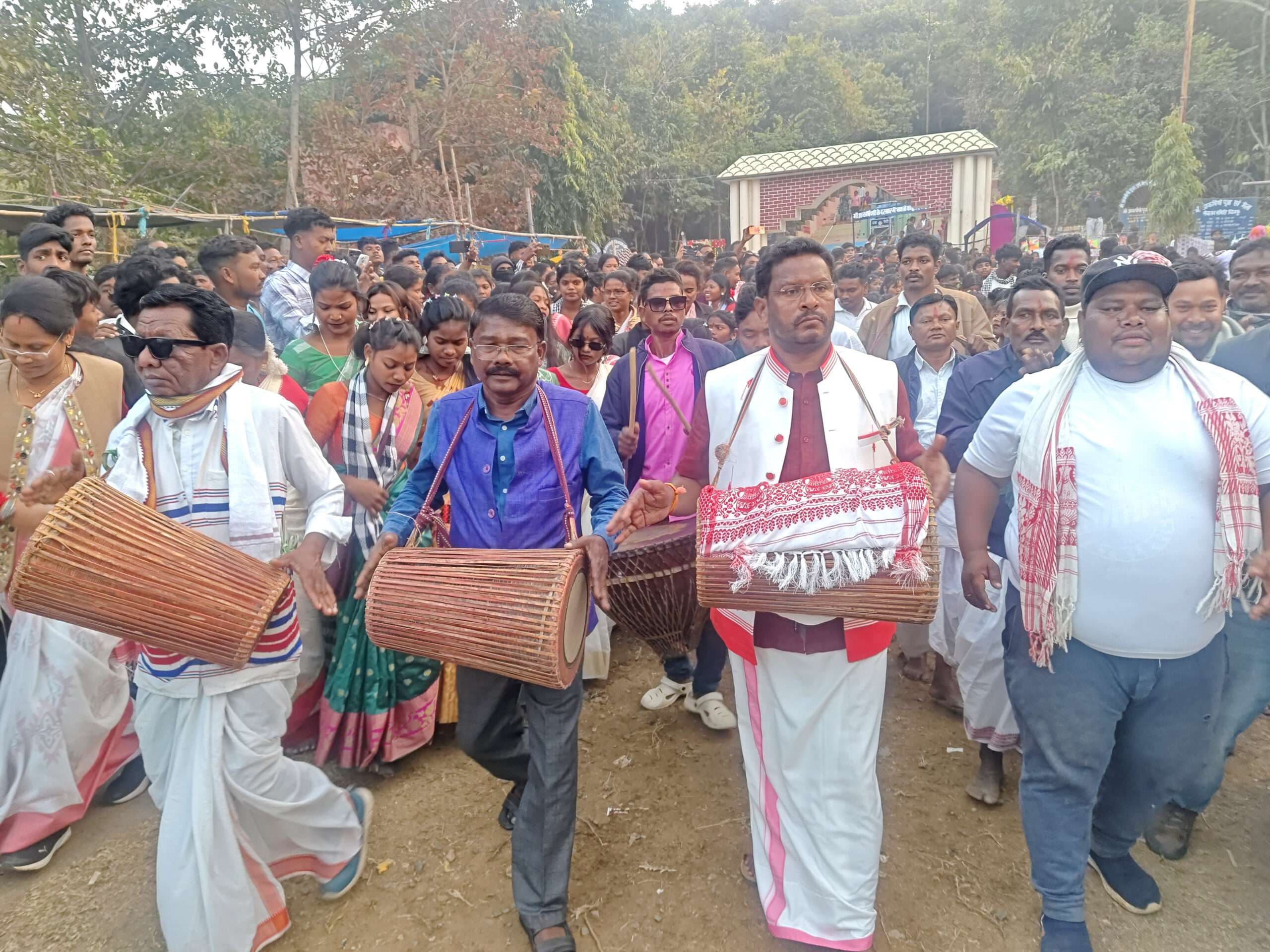 Seraikela Kharsawan News : आकर्षणी पीठ पर बुरु मागे आयोजित, विधायक व पूर्व विधायक हुए शामिल