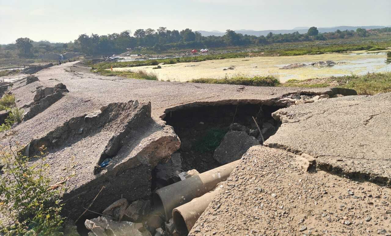 East Singbhum News : मउभंडार में टुसू मेला स्थल का पुल धंसा, सड़क जर्जर<bha>;</bha> दुर्घटना का खतरा