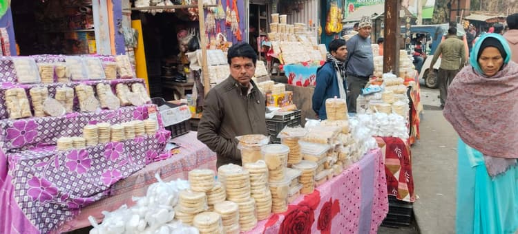 Bhagalpur news मकर संक्रांति को ले सजा बाजार, तिलकुट की मांग