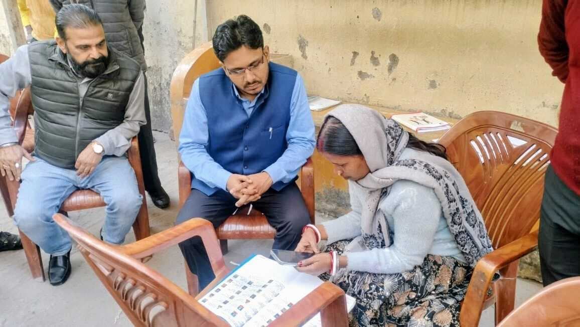 Dhanbad News: सबसे कम मैपिंग वाले बूथों का निरीक्षण