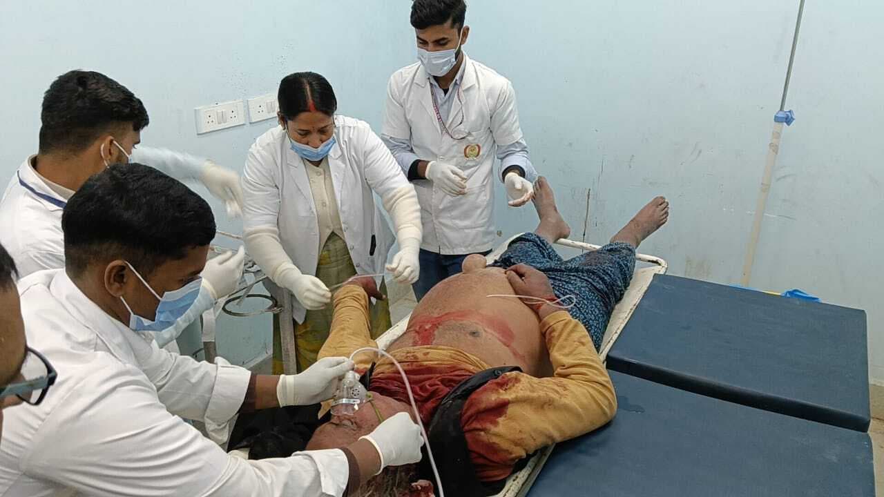 कुचायकोट में पिकअप की चपेट में आने से बुजुर्ग गंभीर रूप से घायल, गोरखपुर रेफर