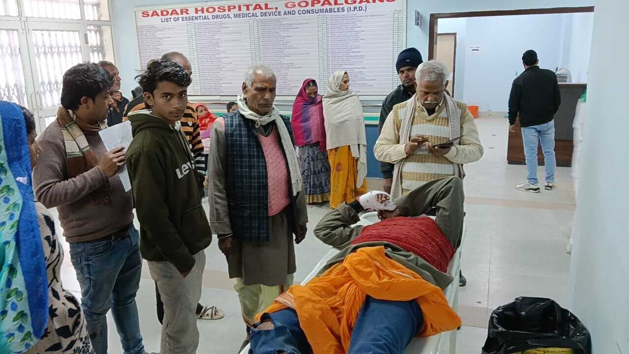 पिकअप की टक्कर से बाइक सवार दो युवक हुए घायल, एक गंभीर