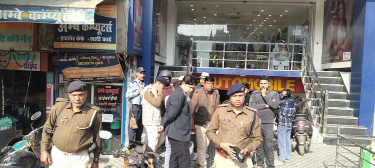 ज्वेलरी दुकान में सेंधमारी कर नकदी समेत लाखों रुपये के गहनों की चोरी