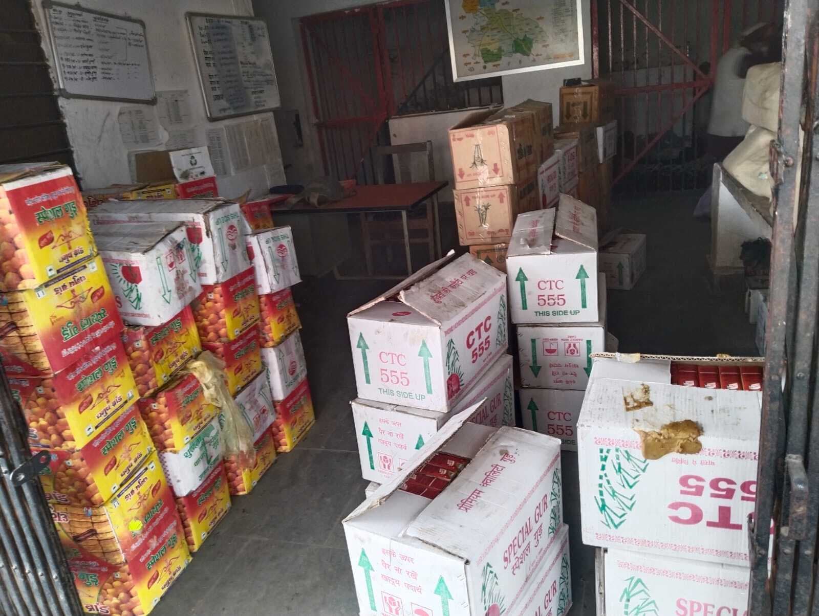 12 लाख रुपये की विदेशी शराब के साथ दो तस्कर हुए गिरफ्तार, पिकअप जब्त