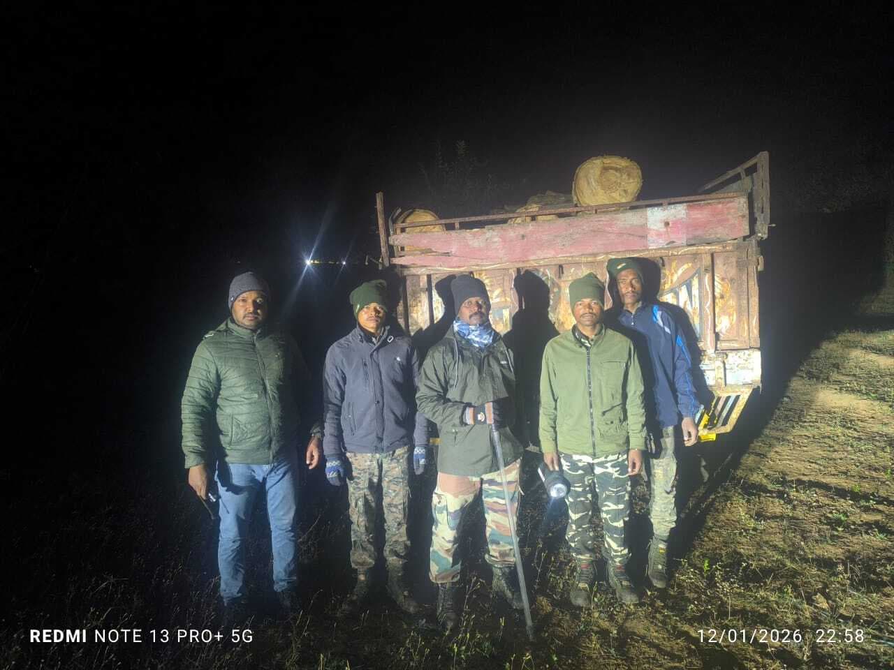 वन विभाग की टीम ने लकड़ी लदा ट्रक पकड़ा