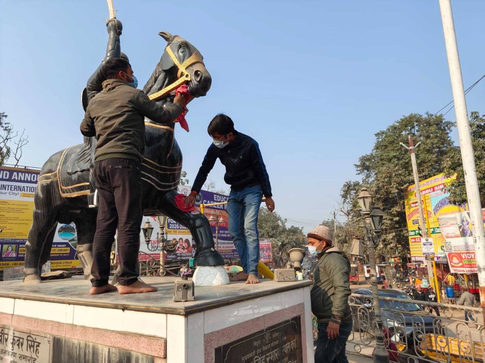 अभाविप ने की वीर कुंवर सिंह की प्रतिमा की सफाई