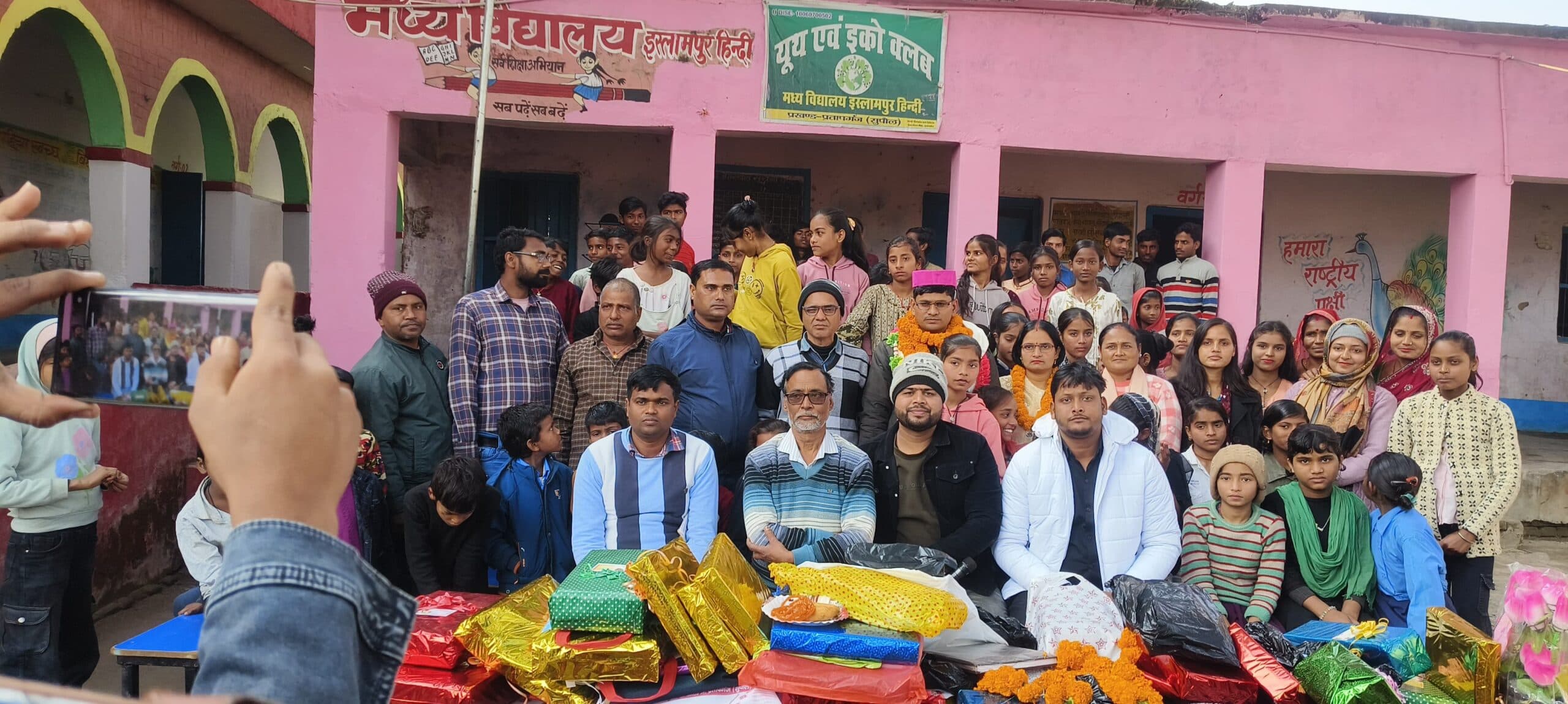 स्थानांतरित शिक्षक को सम्मान पूर्वक दी गयी विदाई