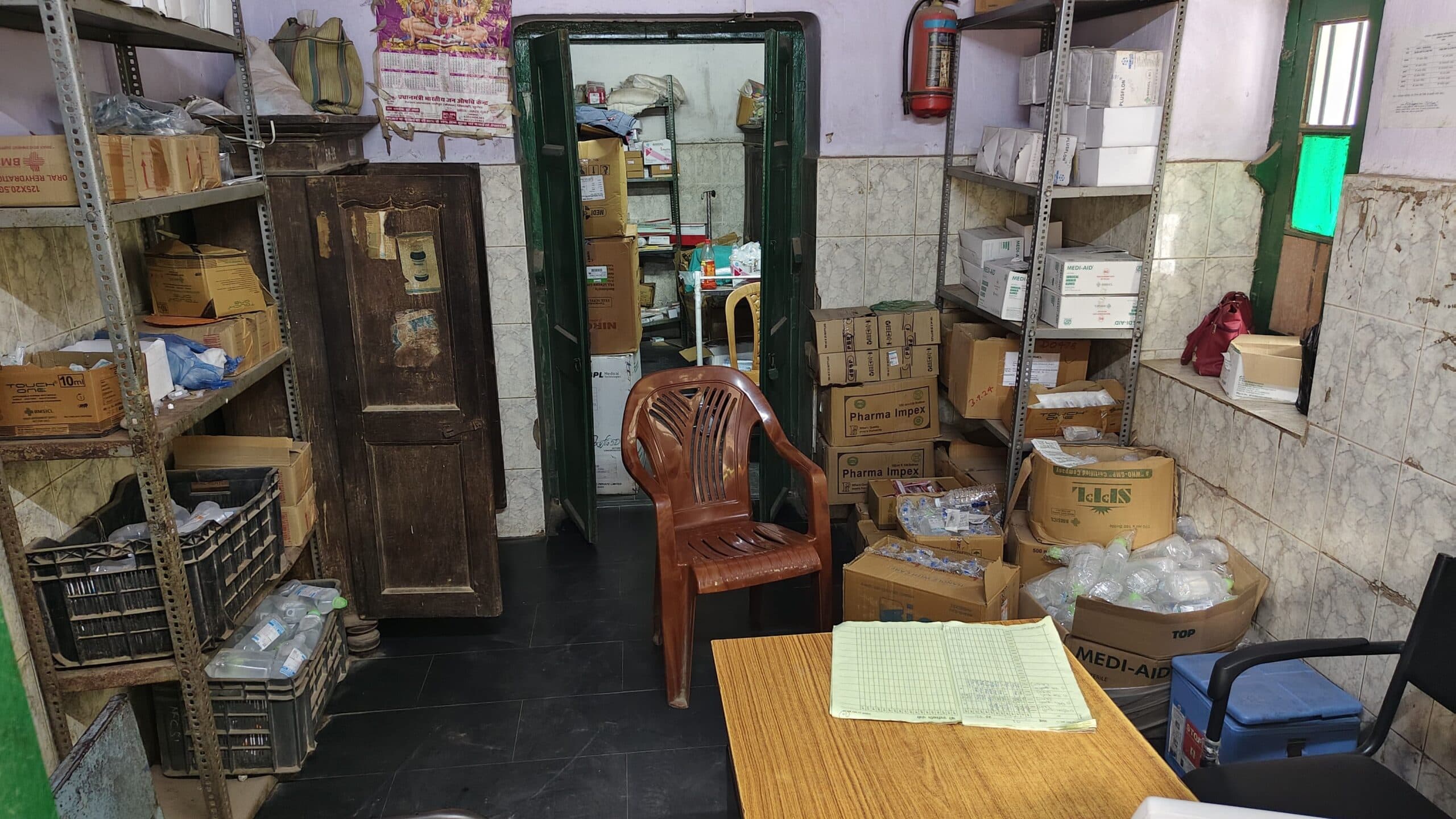 डयूटी से गायब आधा दर्जन स्वास्थ्य कर्मियों की हाजिरी कटी