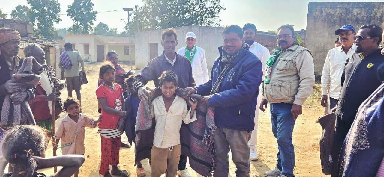 बिरहोरों के बीच कंबल, चूड़ा, गुड़ व तिलकुट का वितरण