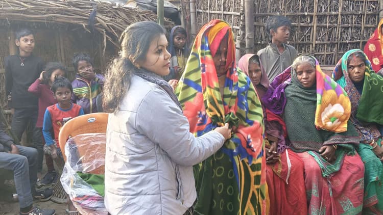 जरूरतमंदों के बीच महिला राजद की ओर से कंबल वितरित