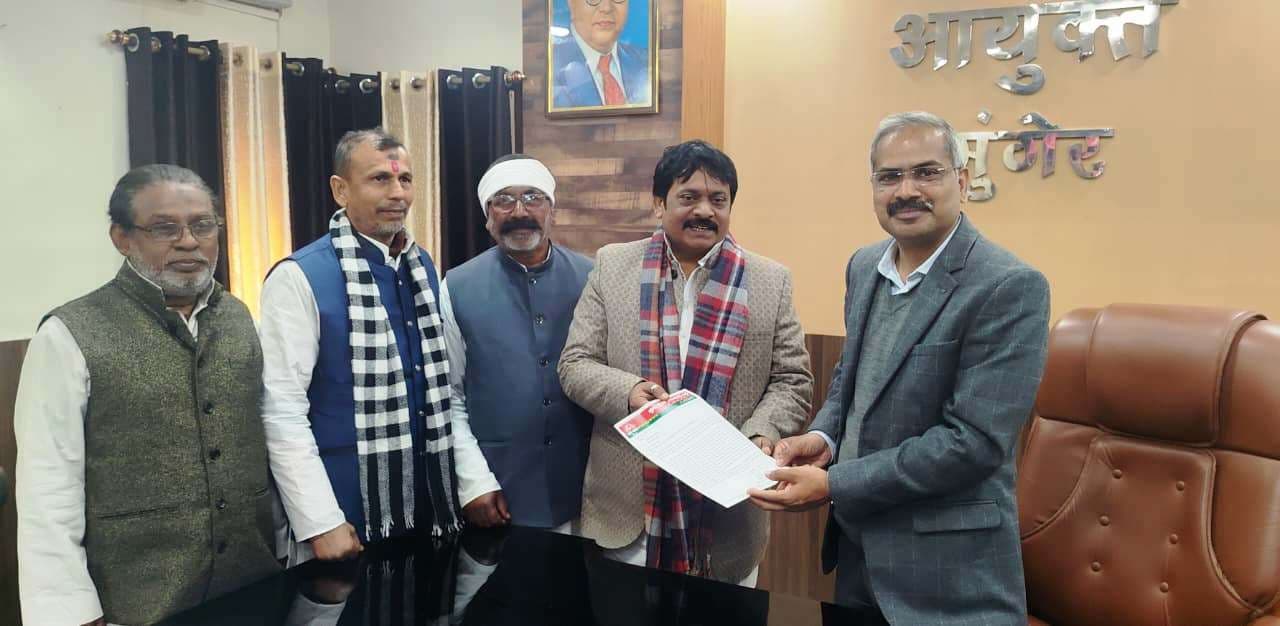 जमालपुर नगर परिषद से आ रही है एस्टीमेट घोटाले की बू, आयुक्त को सौंपा ज्ञापन