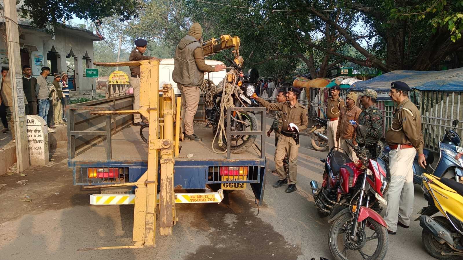 खतरनाक स्टंट के खिलाफ यातायात पुलिस ने की कार्रवाई, सात बाइक जब्त