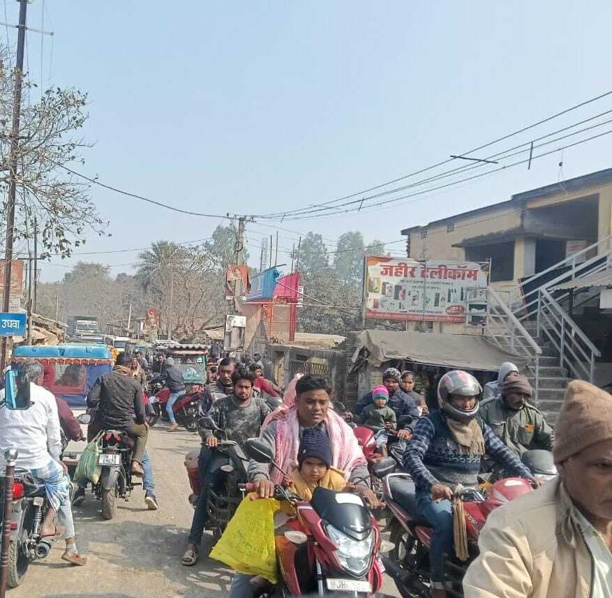 उधवा चौक पर लगा जाम, घंटों लगी रही वाहनों की कतार