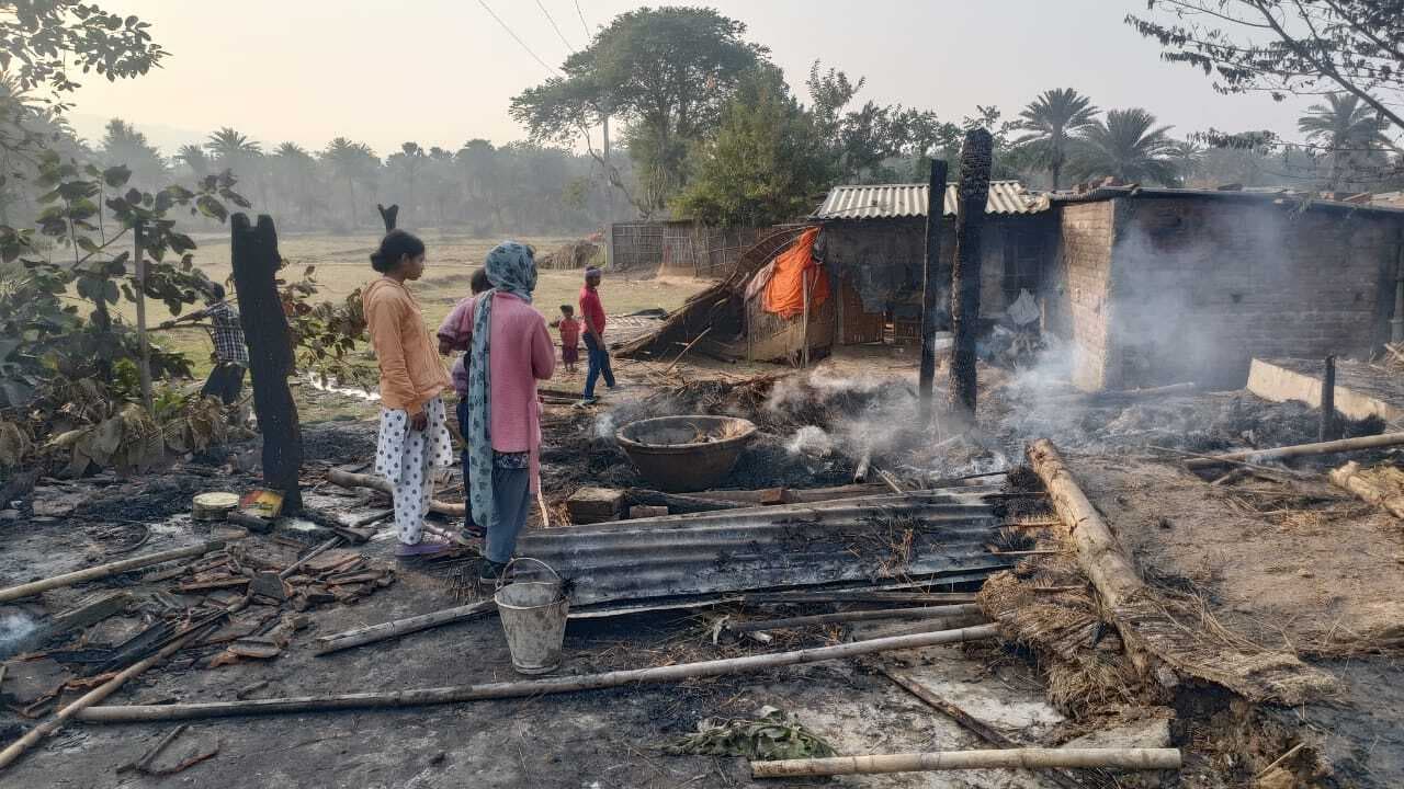 शॉर्ट सर्किट से घर जलकर राख, लाखों के समान जले