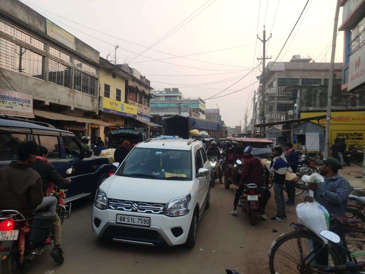 मकर संक्रांति को ले बाजारों में जमकर हुई खरादारी, भीड़ से लगता रहा जाम