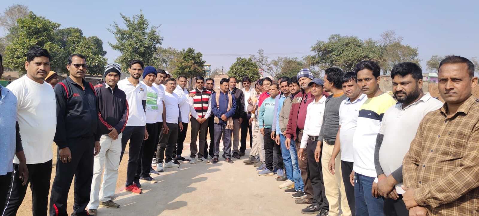 दोस्ताना क्रिकेट मैच में सहायक आचार्य की टीम रही विजयी