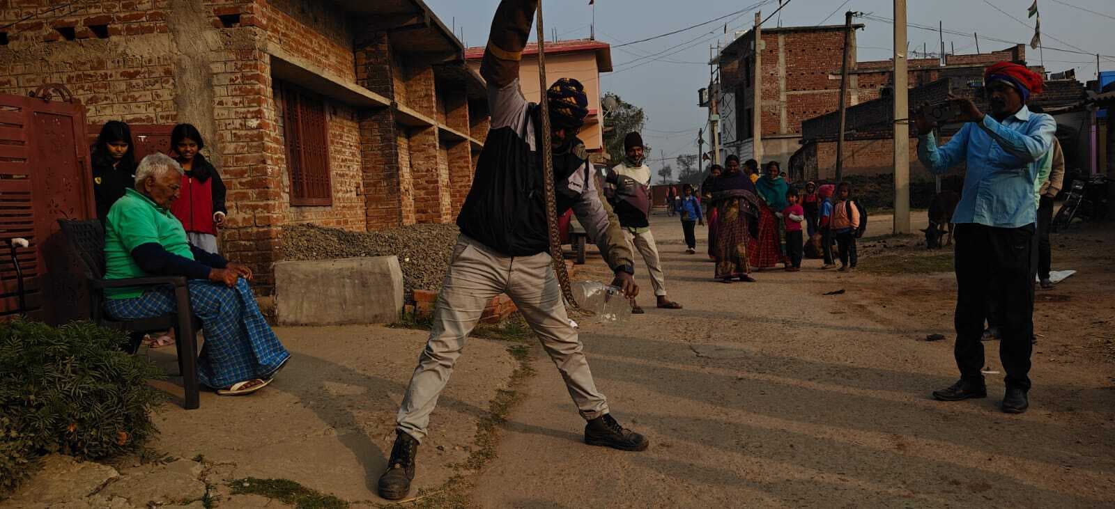 नगदेवा मुहल्ला से सांप काे किया रेस्क्यू, जंगल में छोड़ा