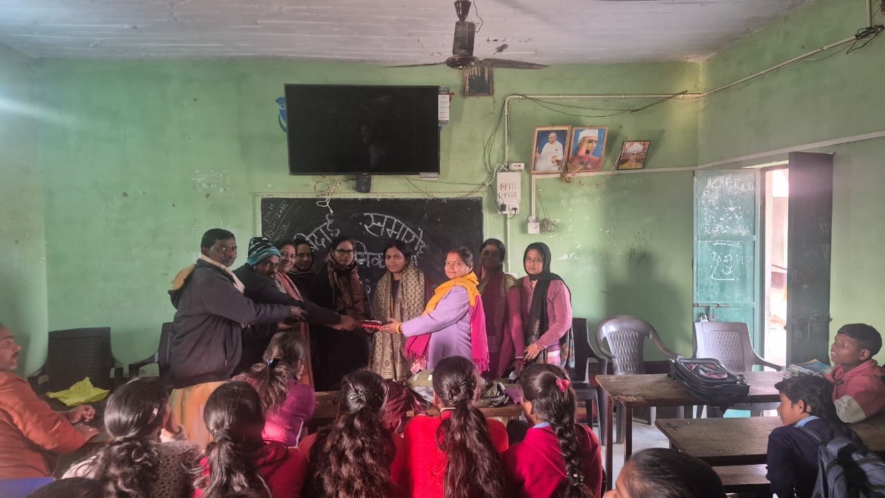 स्थानांतरण पर शिक्षिका को दी गयी विदाई