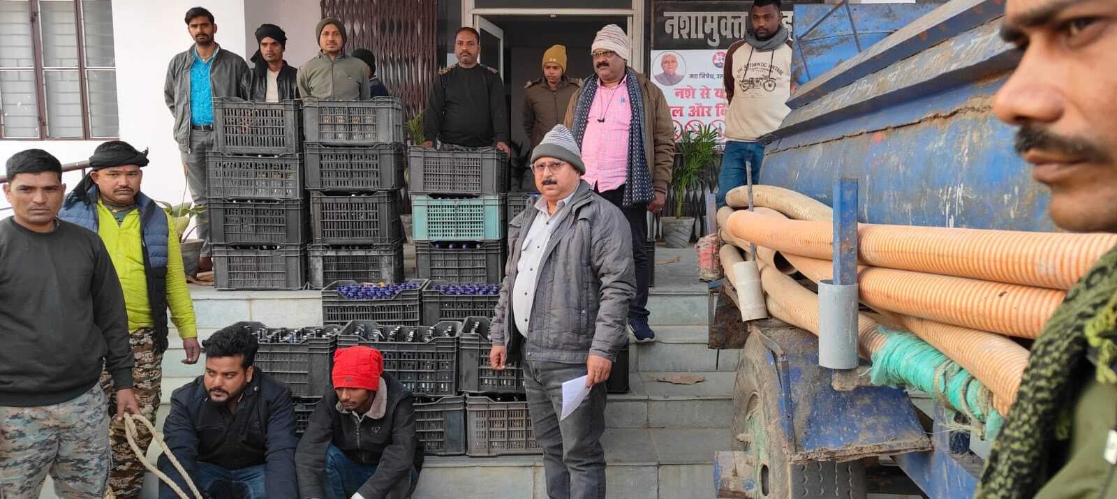 शौचालय क्लीनर टंकी से भारी मात्रा में शराब बरामद, दो गिरफ्तार