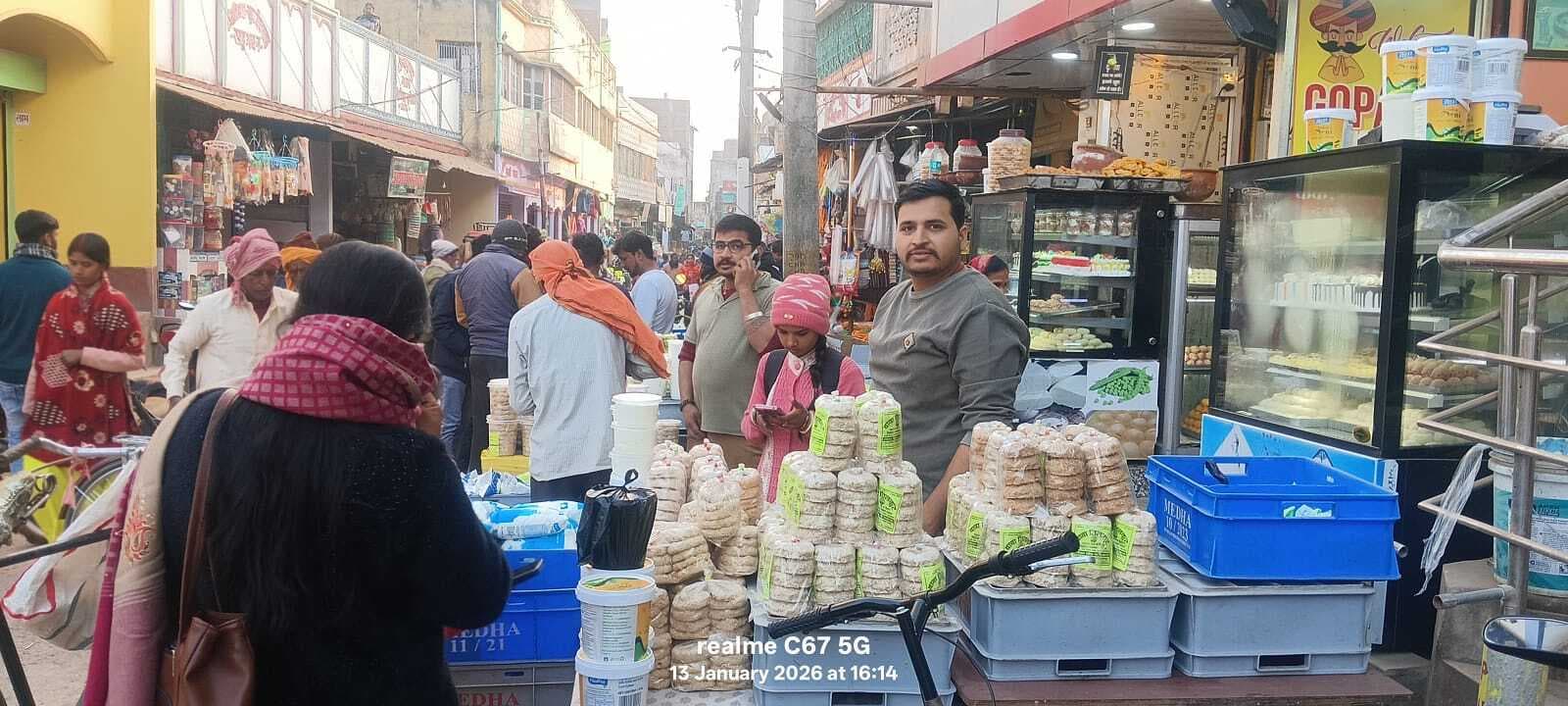 मकर संक्रांति की तैयारी में जुटे लोग, बाजारों में उमड़ी भीड़