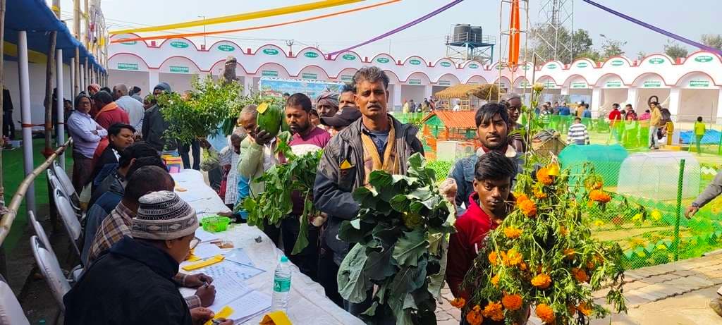 कृषि प्रदर्शनी में कृषि उत्पाद व हस्तशिल्प जमा करने के लिए उमड़ी भीड़