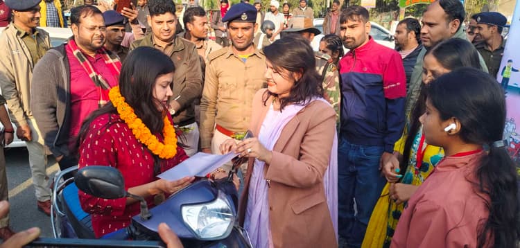 Aurangabad News : माला, फूल और टॉफी देकर दिया जागरूकता का संदेश